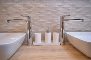 A bathroom at M Entire floor in a spacious house with pool