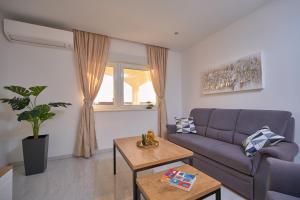 A seating area at M Entire floor in a spacious house with pool