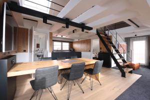 a kitchen and dining room with a wooden table and chairs at Home and Business - Wohnen auf Zeit in Burgau