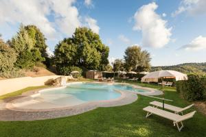 Bazén v ubytování Antico Casale Di Scansano Resort nebo v jeho okolí
