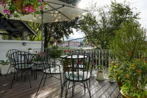 un patio con sillas, plantas y sombrilla en LaJoia Villa, en Da Lat