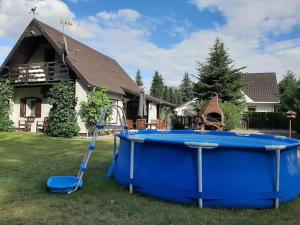 duży niebieski basen w podwórzu domu w obiekcie Santoczno Santohaus dom wakacyjny nr 5 w mieście Santoczno