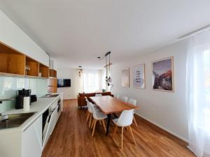 cocina y comedor con mesa y sillas en Ferienwohnung Maja-Katharina en Bad Saarow-Pieskow