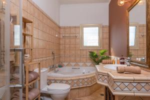 Kúpeľňa v ubytovaní Riverside City Villa Corfu + 25 fotografií