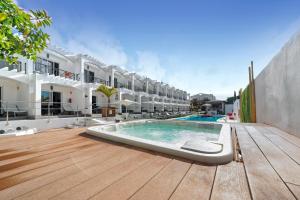 uma piscina exterior com uma banheira de hidromassagem num deque de madeira em Vista Bonita - Gay and Lesbian Only Resort em Maspalomas