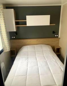 Postel nebo postele na pokoji v ubytování Bungalow confortable à Saint-Jean-de-Monts avec piscine partagée