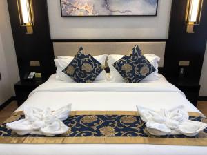 Tempat tidur dalam kamar di Le Chen Miiya Hotel