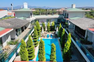 Бассейн в The D Hotel Çeşme Resort или поблизости