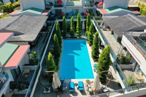 Бассейн в The D Hotel Çeşme Resort или поблизости