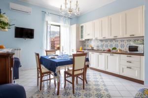 cocina con mesa y mantel azul en SorrentoVibes - City Home in Sorrento with Balcony and view, en Sorrento