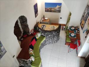 un soggiorno con divano e tavolo di La Casa Doro a Catania