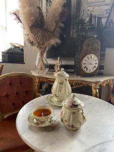 uma mesa com dois bules e um bule de chá em Interlaken em Nice