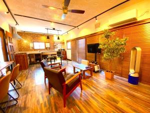 sala de estar con sofá y mesa en Guesthouse Bontea - Vacation STAY 54022v en Kamakura