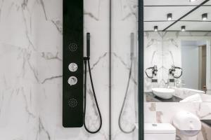 y baño con ducha y puerta de cristal. en Hotel Sansi Park, en Lleida