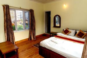 - une chambre avec un lit et une fenêtre dans l'établissement Hotel Homeland and Restaurant, à Pokhara