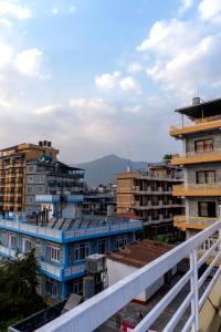 - une vue sur une ville avec de grands bâtiments dans l'établissement Hotel Homeland and Restaurant, à Pokhara