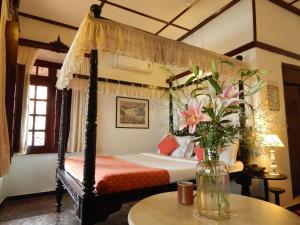 Giường trong phòng chung tại WelcomHeritage Panjim Inn