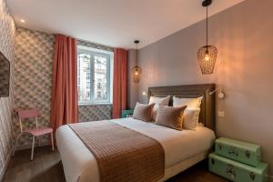 sypialnia z dużym łóżkiem i oknem w obiekcie BE YOU LUXURY APART'HÔTEL Paris w Paryżu