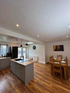 cocina abierta y sala de estar con suelo de madera en The Wootton House en Doncaster
