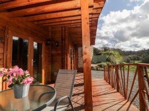 艾維布里奇的住宿－Bearscombe View，木甲板上配有玻璃桌和椅子