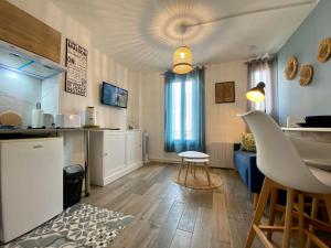 A kitchen or kitchenette at Studios Sauzède - Carcassonne centre-ville