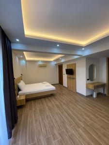 Habitación con cama y TV. en Gokcen Hotel & Apartments en Oludeniz