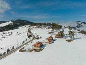 z powietrza widok na ośrodek narciarski na śniegu w obiekcie Zlatiborski katuni w mieście Zlatibor