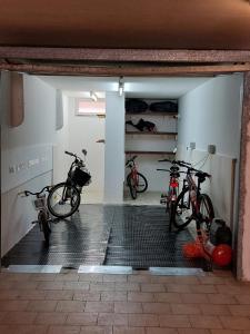 un gruppo di biciclette parcheggiate in un garage di Nico & Bea B&B a Pineto
