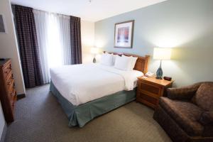 um quarto de hotel com uma cama e uma cadeira em Sonesta ES Suites Austin The Domain Area em Austin