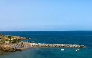 uma praia com um monte de pessoas na água em Apartments Christina em Panormos Rethymno