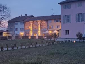 duży biały budynek z oświetloną fasadą w obiekcie Tenuta San Giorgio w mieście Serravalle Scrivia