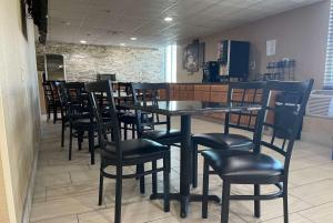 comedor con mesa y sillas en Baymont by Wyndham Dunmore, en Dunmore