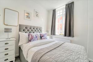 Postel nebo postele na pokoji v ubytování Guest Homes - New Street Residence