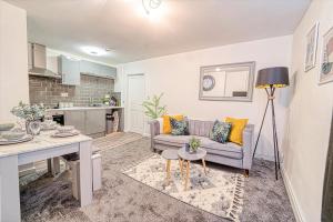 Kuchyň nebo kuchyňský kout v ubytování Guest Homes - New Street Residence