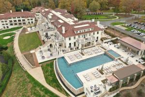 una vista aérea de una mansión con piscina en Keswick Hall en Charlottesville