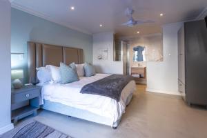 ストロイスバーイにあるChateau de Marine Boutique Hotelの大きな白いベッドと青い枕のある寝室 +108枚の写真