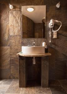 ein Bad mit einem Waschbecken und einem Spiegel in der Unterkunft Hotel Do Poduchy in Zawiercie
