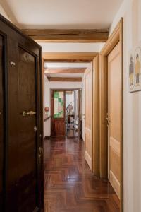 een hal met houten vloeren en een open deur bij Monti Sweet Apartment in Rome