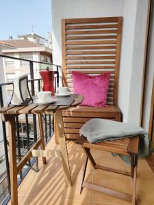 uma varanda com uma mesa e cadeiras. em Aixula Lekeitio - Garaje opcional, reformado y céntrico em Lekeitio