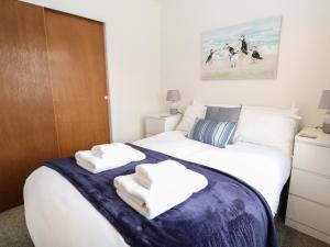 a bedroom with a bed with towels on it at 14 Siesta Mar in Norwich