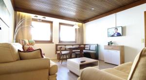 Televízia a/alebo spoločenská miestnosť v ubytovaní Appartements MAGLOV
