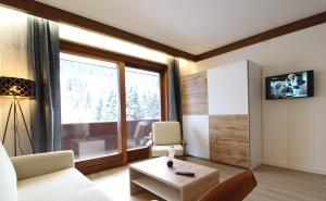 Televízia a/alebo spoločenská miestnosť v ubytovaní Appartements MAGLOV
