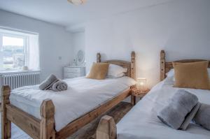 מיטה או מיטות בחדר ב-Brook Cottage Green - 2 Bedroom Cottage - Dale