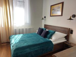 Postel nebo postele na pokoji v ubytování 4 STRONY ŚWIATA Pokoje i Apartamenty