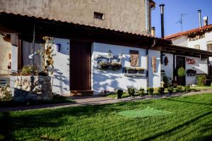 una casa con un prato verde davanti di Naquela Castroviejo a Castroviejo