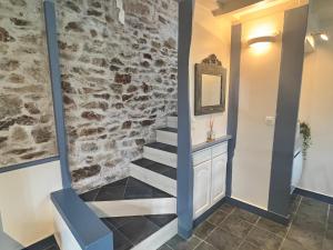 - un escalier dans une chambre dotée d'un mur en pierre dans l'établissement PENTY DU BELOU, cozy, en pleine campagne, 1 à 6 personnes, à Mellac 44 autres photos