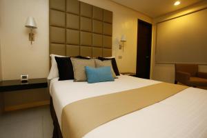 Postel nebo postele na pokoji v ubytování Oracle Hotel and Residences