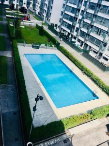 an overhead view of a large swimming pool in a city at Burgos Rachel Swim & Paddle in Burgos