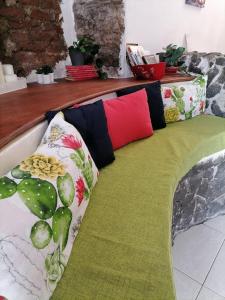 un divano con cuscini sopra di La Casa Doro a Catania