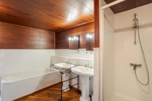une salle de bain avec deux lavabos et une baignoire dans l'établissement LA LONGERE DU TERTRE - Charmante longère de 400m2 proche plage, à Cancale 21 autres photos